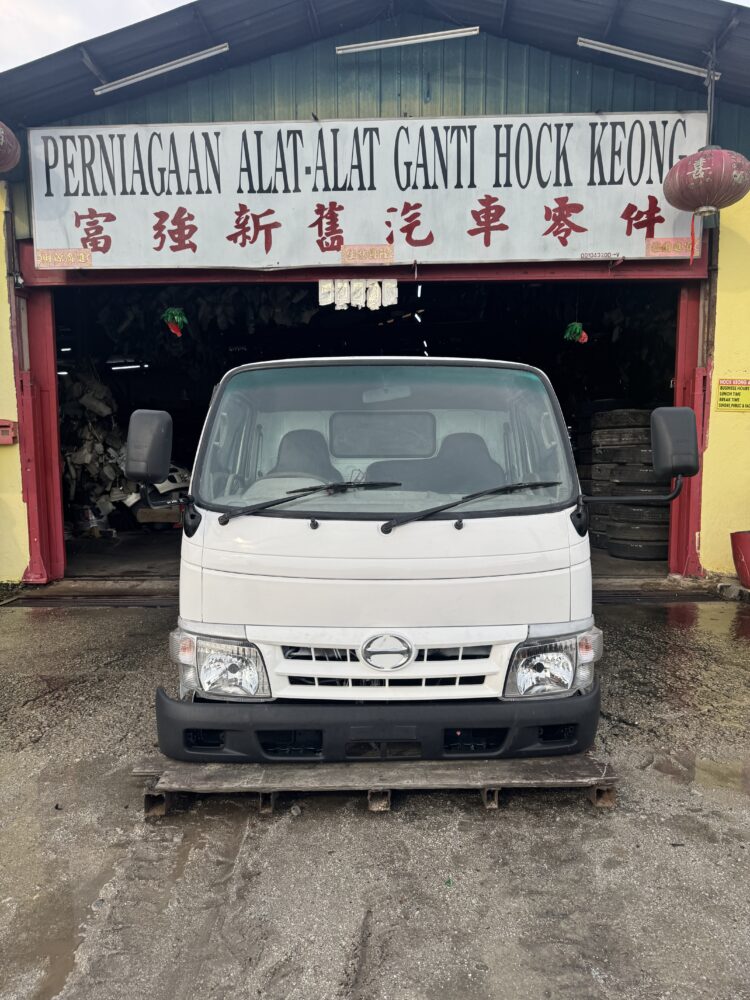 Hino Dutro WU302 Euro 2 1 Ton Half Cut Cabin